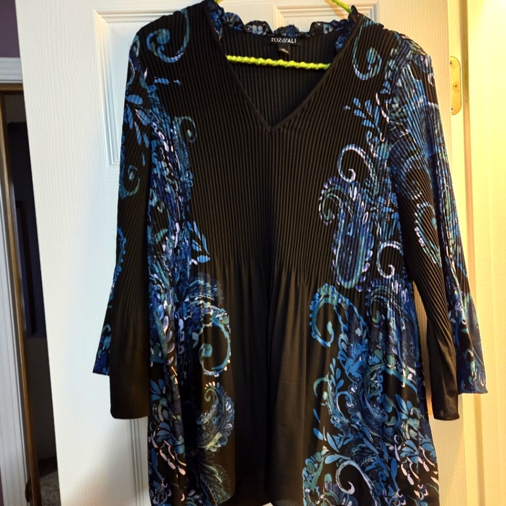 Women's blouse  by Roz and Ali, size M